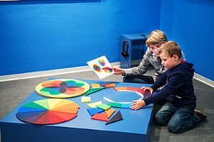 Mit Farbkreisen beschäftigen sich diese Gäste der Ausstellung Farbenzauberer im jungen Kunstraum der Galerie.  Foto: Stadt Albstadt Foto: Schwarzwälder-Bote