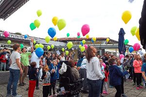 Kinder ließen, in Gedenken an die verstorbenen Kinder verwaister Eltern und Kindern, die es im Leben nicht leicht haben, 100 bunte Luftballons in den Himmel steigen. Foto: Krämer Foto: Schwarzwälder-Bote