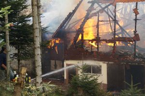 In Mühlenbach hat am Montag der Dachstuhl eines Bauernhofs gebrannt. Ein Kälbchen kam in den Flammen ums Leben. Foto: kamera24.tv