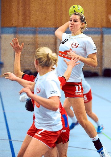 Stefanie Foßler  (beim Wurf) von der HSG Ortenau Süd  markierte  gegen Kenzingen  einen Treffer.  Foto: Wendling Foto: Schwarzwälder-Bote