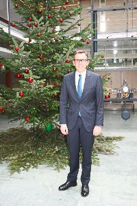 Landrat Sven Hinterseh vor dem Weihnachtsbaum im Landratsamt. Foto: Schück Foto: Schwarzwälder-Bote