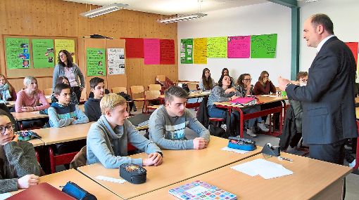 Stefan Teufel diskutiert mit Schülern-  Foto: CDU Foto: Schwarzwälder-Bote