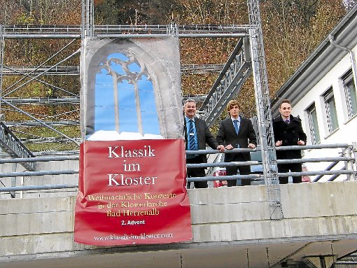 Das Banner von Klassik im Kloster an exponierter Stelle. Foto: Zoller Foto: Schwarzwälder-Bote