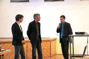 Pablo Rischard (von links) und Alexander Hölsch stellen sich den Fragen der Bürger, Bürgermeister Christian Wörpel moderiert.  Foto: Kommert Foto: Schwarzwälder-Bote
