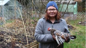 Tanja Ganschow mit ihrem Steinpiperl Zwerghuhn Liesl. Die Villingerin vermietet Hühner. Foto: Simone Neß
