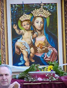 Beim Madonnafest  begleiten die Pozessions­teilnehmer  ein Bild der Heiligen durch die Straßen Calws. Foto: Hölle Foto: Schwarzwälder-Bote
