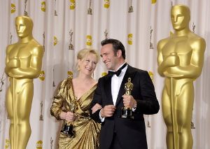 Strahlen mit den Goldjungs um die Wette: Die Oscar-Gewinner Meryl Streep und Jean Dujardin. Foto: dpa