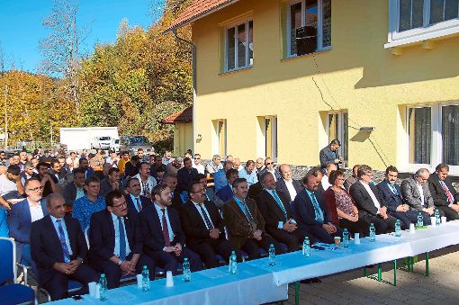 Mit vielen Gästen feiert der türkische Kulturverein die Eröffnung der erweiterten Moschee in Furtwangen.  Fotos: Heimpel Foto: Schwarzwälder-Bote