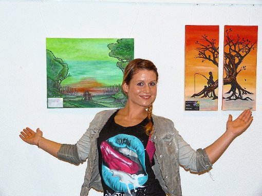 Jeannina Thöni vor zwei ihrer Bilder, die für ein halbes Jahr im Mötzinger Rathaus zu sehen sind.. Foto: Kosowska-Németh Foto: Schwarzwälder-Bote