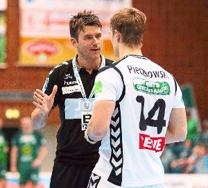 Leipzigs Trainer Christian Prokop hatte mit seinem  Spielmacher Niclas  Piecz­kowski einiges zu besprechen. Foto: Schwarzwälder-Bote