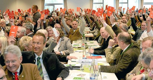Sichtbarer Protest der 400 Delegierten gegen das neue Jagdgesetz beim Landesjägertag: Sie strecken Ministerpräsident Winfried Kretschmann rote Stimmkarten mit dem Wort Nein entgegen. Foto: Wittek