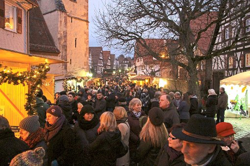 Die Stände des vorweihnachtlichen Marktes in Zavelstein sind sowohl im Städtle als auch in der Burgruine aufgestellt.  Foto: TT-Touristik Foto: Schwarzwälder-Bote