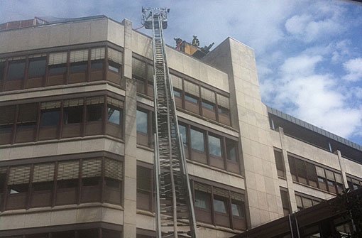 Feuerwehreinsatz in der Stuttgarter Innenstadt: Auf dem Dach des Amts für öffentliche Ordnung hat es gebrannt. Foto: Benjamin Bauer
