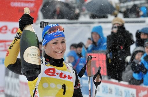 Magdalena Neuner feiert ihren Sieg beim Biathlon-Weltcup in Oberhof. Foto: dpa-Zentralbild