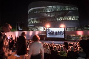 Nicht nur Museum sondern auch Amphitheater. In Stuttgart werden im Sommer neben dem Mercedes-Benz-Museum auf  Kinoleinwand Filme gezeigt. Foto: Lichtgut//Julian Rettig