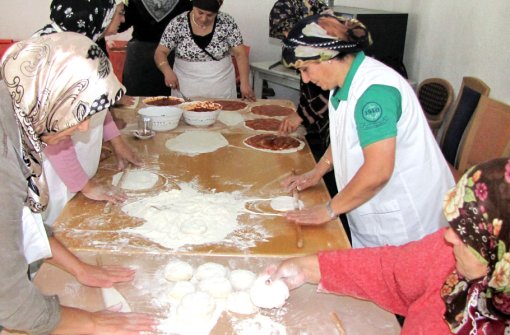 Während die Führungen durch die Moschee liefen, bereiteten die Frauen in der Küche Gösleme und Lamacun zu.  Foto: Wölfle Foto: Schwarzwälder-Bote