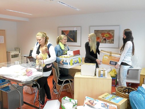 Alle Hände voll zu tun haben die Schülerinnen beim Umzug vom Schwedenbau ins Krankenhaus. Foto: Zeger