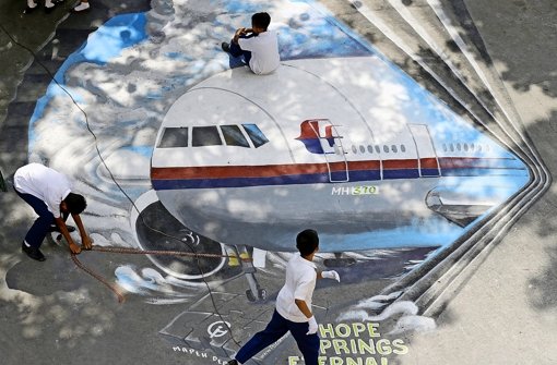 Philippinische Studenten erinnern in Makati mit einem Straßenbild an das verschollene Flugzeug. Foto: dpa