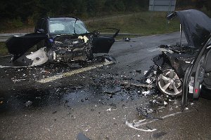 Am Donnerstagmorgen sind bei einem Unfall auf der B 523 bei Schwenningen zwei Personen verletzt worden. Ein Audi und ein Ford prallten aufeinander, eine Frau wurde in ihrem Fahrzeug eingeklemmt und schwer verletzt. Foto: Bartler-Team