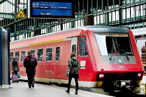 Noch dürfen die alten Triebwagen der Regionalbahn im Stuttgarter Hauptbahnhof einfahren. Mit Stuttgart 21 kommt das Aus für Diesel-Loks. Daher ist der Zollernalbkreis im Zugzwang, was die Elektrifizierung und den Ausbau der Strecke angeht.  Foto: Murat