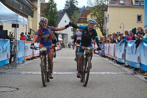 Beim 18. Schwarzwald-Bike Marathon  in Furtwangen gab es erstmals durch Almut Grieb (links) und Jana Zieschank (rechts) auf der Königsstrecke über 120 Kilometer zwei gemeinsame Tagessiegerinnen. Foto: Schwarzwälder-Bote