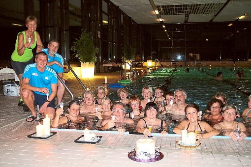 Mehr als 60 Badegäste fühlten sich beim Lichterabend im Walddorfer Hallenbad sichtlich wohl.  Foto: Sannert Foto: Schwarzwälder-Bote