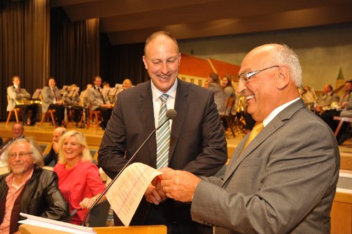 Adolf Baumann (rechts) vereidigt den neuen Bürgermeister Michael Kollmeier.  Foto: Sigwart Foto: Schwarzwälder-Bote