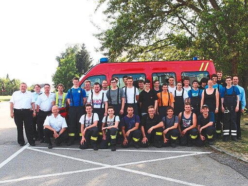 Geschafft, aber glücklich: Alle 29 Teilnehmer haben ihre Truppmannausbildung abgeschlossen und sind fit für Feuerwehreinsätze. Foto: Haas Foto: Schwarzwälder-Bote