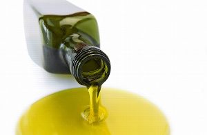 Grünlich-gelb: Dieses Olivenöl sieht gut aus. Die Farbe lässt jedoch keinen Rückschluss auf die Qualität eines Olivenöls zu. Foto: Mauritius