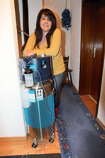 Mit ihrem eisernen Freund, dem Sauerstoffmischgerät, hat sich die schwerkranke Meral Celik aus Eutingen bereits angefreundet. Foto: Feinler