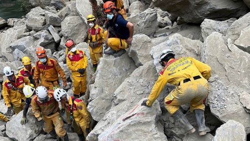 Rettungskräfte sind in Taiwan auf der Suche nach Vermissten. Foto: AFP