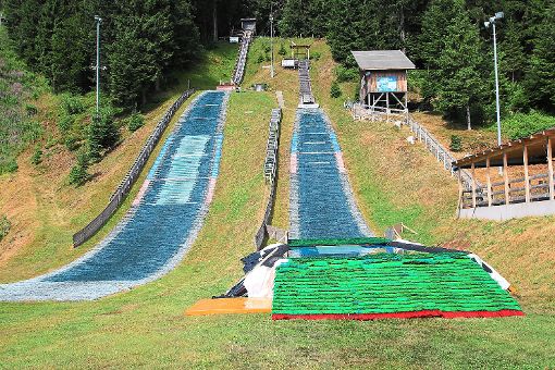 Der Skiclub bewässert im Sommer den Auslauf seiner Jugendschanzen, um Skispringen zu ermöglichen. Foto: Archiv Foto: Schwarzwälder-Bote