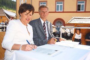 Die beiden Bürgermeister Annie Genevard und Robert Strumberger unterzeichnen die Urkunde, mit der  die Partnerschaft erneuert wird. Foto: Schwarzwälder-Bote