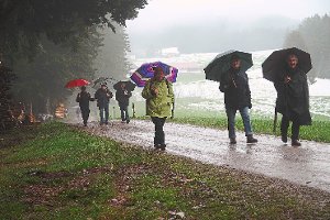 Auch aus dem Elsass war wieder trotz des widrigen Wetters eine kleine Gruppe nach Neukirch gekommen. Foto: Heimpel Foto: Schwarzwälder-Bote