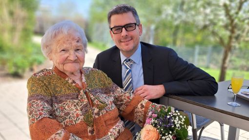 Bürgermeister Heiko Lebherz gratuliert Erika Walz  zu ihrem 100. Geburtstag. Foto: Lenski