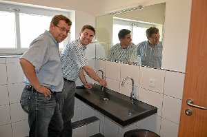 Architekt Johannes Schwarz (links) und der komissarische Vereinsvorsitzende Hagen Breitling freuen sich über die  Erneuerung der sanitären Einrichtungen.  Foto: Bausch Foto: Schwarzwälder-Bote