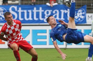 Loris Maier mit einem Fallrückzieher bei der Partie Stuttgarter Kickers gegen 1. FSV Mainz 05 II – die Blauen gewannen mit 4:1. Foto: Pressfoto/Baumann