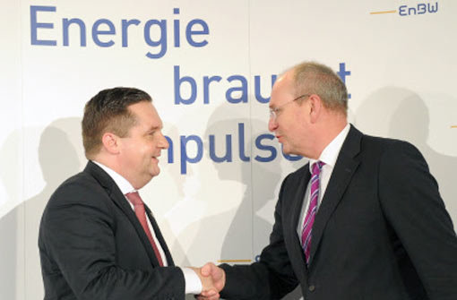 Hans-Peter Villis (rechts) sagt über die EnBW: Das Unternehmen braucht Ruhe. Links Stefan Mappus. Foto: dpa