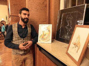 Mohamad Yasaki aus Aleppo in Syrien zeigte im Ringhof einige seiner selbst gemalten Bilder.  Foto: Blaich Foto: Schwarzwälder-Bote