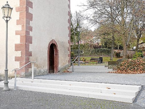Kosten von 66000 Euro sind unter anderem für die Sanierung der Zugangstreppe zur Kirche entstanden.  Foto: Selter-Gehring Foto: Schwarzwälder-Bote