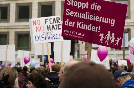 Gegner des neuen Bildungsplans demonstrieren vor dem Stuttgarter Rathaus Foto: Kovalenko