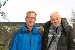 Rudolf Etter (links) und Heiner Schlipf freuen sich, dass die Flözlinger Kirchengemeinde bald eine neue Pfarrerin bekommt. Foto: Parage Foto: Schwarzwälder-Bote