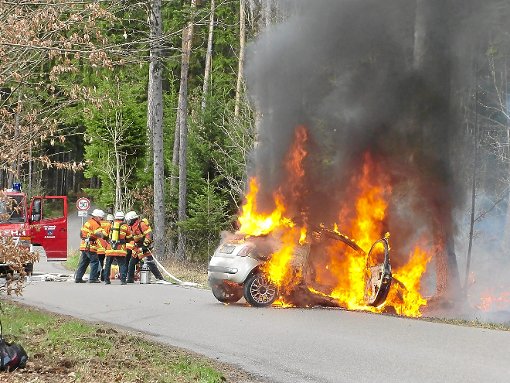 Bei Unfällen sind die Angehörigen der Feuerwehr regelmäßig gefordert.  Foto: Archiv