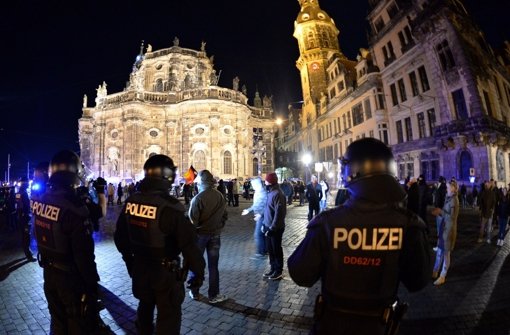 Die Polizei trennte vor der Semperoper in Dresden Unterstützer des Flüchtlingscamps und Demonstranten der Pegida. Foto: dpa