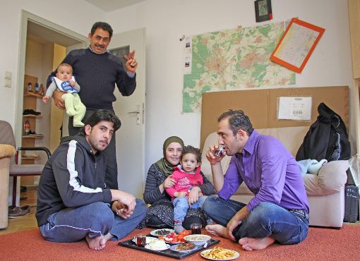 Zu Hause breitet Rana ein Tischtuch auf dem Boden aus. Darauf liegen syrische Spezialitäten. Komm. Essen – sie duldet keinen Widerspruch. Und dann erzählt die syrische Familie von ihrem Weihnachten in Deutschland. Foto: Schmidtke Foto: Schwarzwälder-Bote