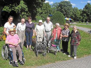 Gemeinsam in Bad Dürrheim: Bewohner des Pflegehauses und des Betreuten Wohnens unternehmen einen Ausflug.  Foto: Röder Foto: Schwarzwälder-Bote