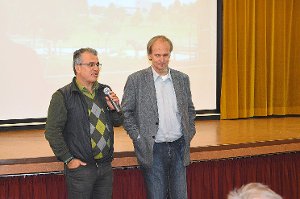 Pfarrer Alexander Schleicher (links) und Wolfgang Landgraeber  moderieren  die Diskussion zum gezeigten Film.   Foto: Bantle Foto: Schwarzwälder-Bote