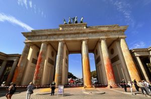 Klimaaktivisten haben die Säulen des Brandenburger Tors beschmiert. Foto: dpa/Paul Zinken