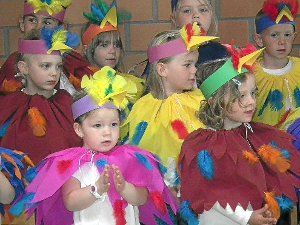 Mit einem  Singspiel eröffneten die Jungen und Mädchen das Frühlingsfest.  Foto: Stocker Foto: Schwarzwälder-Bote