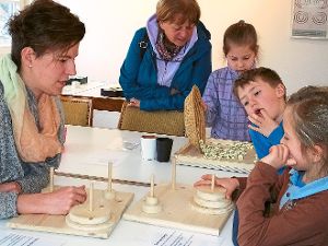 Spielend experimentieren Kinder und Erwachsene bei der Schömperimenta im Haus Bühler.  Foto: Stocker Foto: Schwarzwälder-Bote